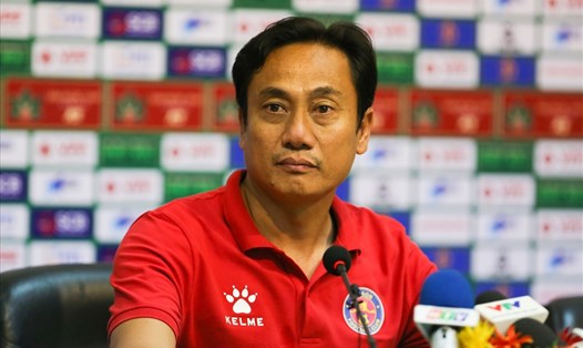 Huấn luyện viên Phùng Thanh Phương chia sẻ sau trận hoà Nam Định. Ảnh: Thanh Vũ