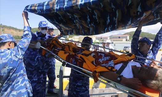 Ngư dân Bình Thuận được lực lượng Cảnh sát biển ứng cứu sau khi tàu cá Bình Định vớt họ lên. Ảnh: H.L
