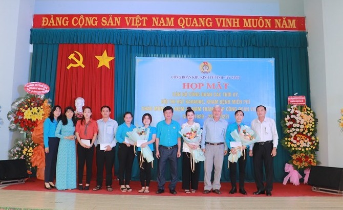 Lãnh đạo Liên đoàn Lao động tỉnh Tây Ninh và lãnh đạo Công đoàn Khu kinh tế cùng các cán bộ lãnh đạo về hưu chụp hình với các thí sinh đạt giải Hội thi hát karaoke  . Ảnh: P.D