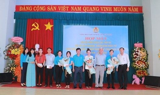 Lãnh đạo Liên đoàn Lao động tỉnh Tây Ninh và lãnh đạo Công đoàn Khu kinh tế cùng các cán bộ lãnh đạo về hưu chụp hình với các thí sinh đạt giải Hội thi hát karaoke  . Ảnh: P.D