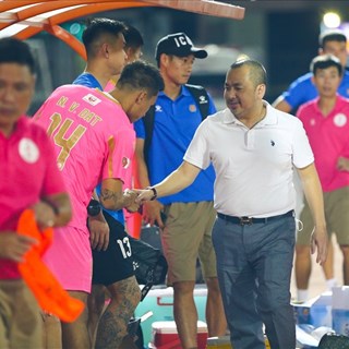 Chủ tịch CLB Sài Gòn động viên cầu thủ sau trận hoà Nam Định