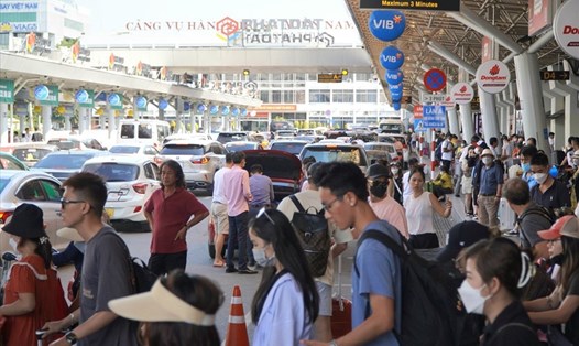 Sân bay Tân Sơn Nhất (TPHCM) tấp nập khách vào cao điểm du lịch hè 2022. Ảnh: Tú Linh
