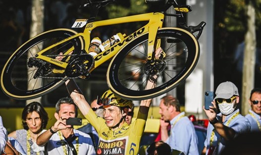 Jonas Vingegaard lần đầu tiên vô địch Tour de France. Ảnh: Letour