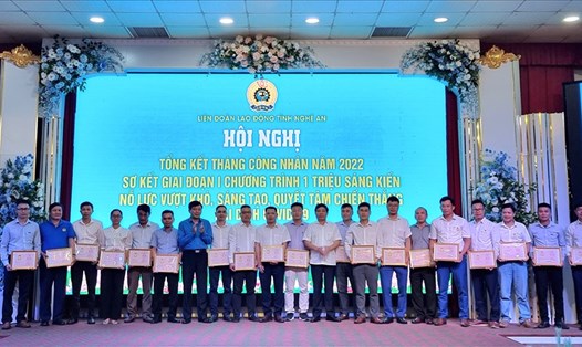 LĐLĐ tỉnh Nghệ An trao Bằng Lao động sáng tạo cho 23 cá nhân xuất sắc. Ảnh: QĐ
