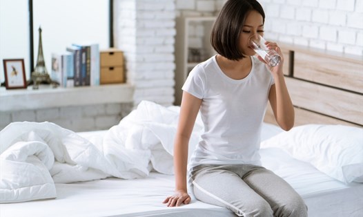 Uống nước ngay sau khi ngủ dậy sẽ giúp cơ thể tăng cường tốc độ trao đổi chất trong cơ thể. Ảnh: Xinhua