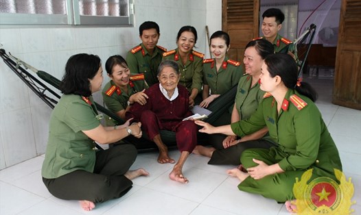 Đoàn đến thăm, tặng quà Mẹ Việt Nam Anh hùng Trần Thị Hai. Ảnh: Đặng Thanh