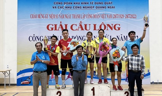 Ban tổ chức trao thưởng cho các đội đoạt giải nhất, nhì, ba. Ảnh: Xuân Quang.