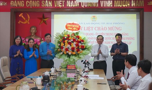 Bí thư Thành uỷ Hải Phòng chúc mừng Liên đoàn Lao động thành phố nhân ngày thành lập Công đoàn Việt Nam. Ảnh: Mai Dung