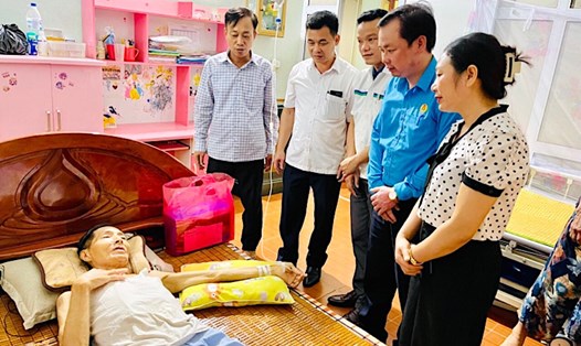 Đoàn công tác của LĐLĐ thành phố Phổ Yên thăm, tặng quà ông Hà Văn Kế là thương binh và nhiễm chất độc da cam, tại tổ dân phố Giếng, phường Hồng Tiến. Ảnh: CĐTN