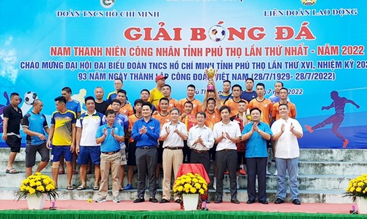 Ông Hà Đức Quảng - Chủ tịch Liên đoàn Lao động tỉnh Phú Thọ (hàng đầu, thứ 2 từ phải sang) cùng Ban tổ chức trao giải Nhất cho Công ty CP Supe phốt phát và Hóa chất Lâm Thao (Supe 1).