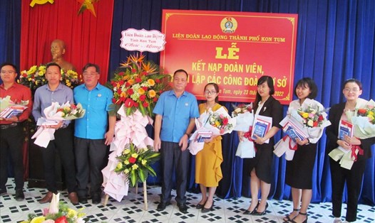 Lãnh đạo LĐLĐ tỉnh Kon Tum trao Quyết định thành lập CĐCS và tặng hoa chúc mừng Ban Chấp hành lâm thời. Ảnh: Ngô Anh.