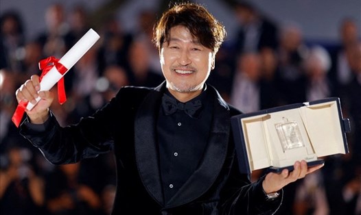 Nam diễn viên kỳ cựu Song Kang Ho nhận được nhiều lời khen ngợi khi có nghĩa cử đẹp hỗ trợ nạn nhân vụ cháy rừng. Ảnh: Xinhua