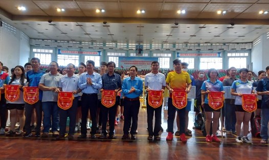 Lãnh đạo LĐLĐ tỉnh Tiền Giang tặng cờ lưu niệm cho các đơn vị dự giải cầu lông. Ảnh: T.G