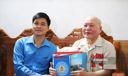 Phó Chủ tịch Tổng LĐLĐVN Ngọ Duy Hiểu thăm hỏi và tặng quà cựu chiến binh Trần Tiến Thông (TP. Hà Giang).
