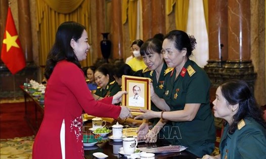 Phó Chủ tịch nước Võ Thị Ánh Xuân trao ảnh chân dung Chủ tịch Hồ Chí Minh tặng các đại biểu. Ảnh: An Đăng/TTXVN