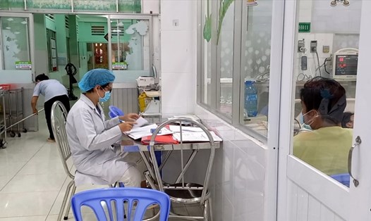 Bác sĩ, điều dưỡng, nhân viên y tế tại bệnh viện nhi đồng Đồng Nai đang phải chịu áp lực lớn trước tình trạng dịch sốt xuất huyết tăng mạnh và làn sóng nhân viên y tế nghỉ việc. Ảnh: Hà Anh Chiến