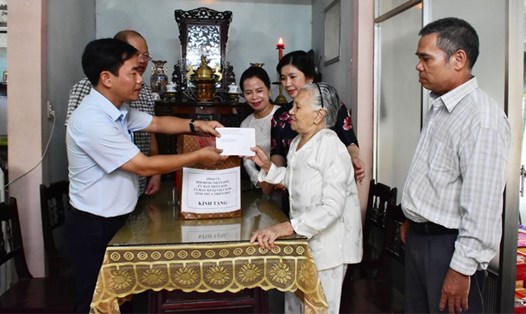 Chủ tịch UBND tỉnh Thừa Thiên Huế - Nguyễn Văn Phương thăm, tặng quà cho bà Đỗ Thị Rê (vợ liệt sĩ ở phường Phú Bài).