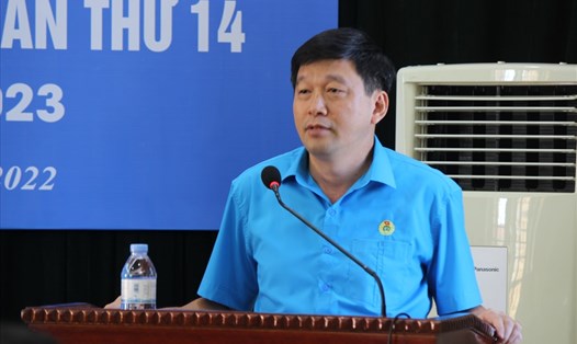 Chủ tịch LĐLĐ tỉnh Nghệ An Kha Văn Tám phát biểu tại Hội nghị BCH mở rộng lần thứ 14. Ảnh: QĐ
