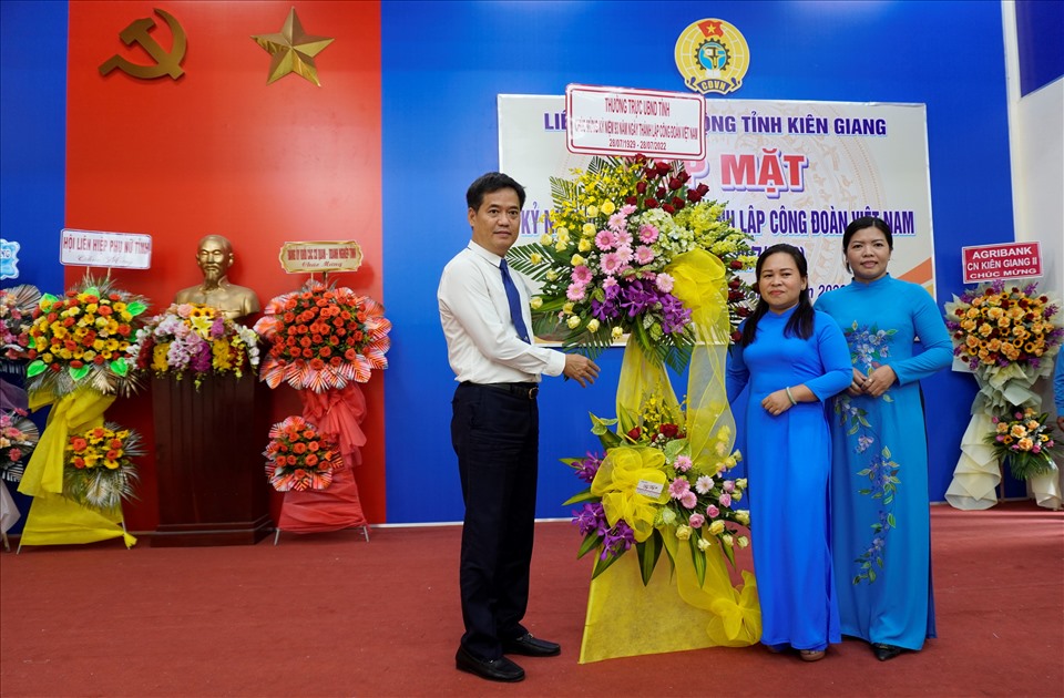 Đồng chí Lê Quốc Anh – Phó Chủ tịch UBND tỉnh trao hoa chúc mừng LĐLĐ tỉnh. Ảnh: N.A