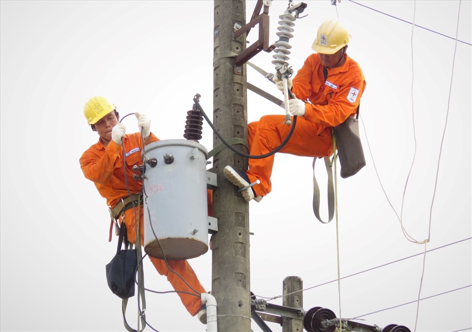 Các đơn vị điện lực phía Nam kiểm tra hệ thống điện, bảo đảm các phương án cấp điện an toàn trong mùa mưa bão 2022. Ảnh: EVNSPC cung cấp