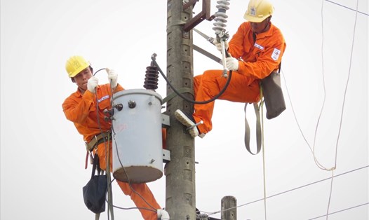 Các đơn vị điện lực phía Nam kiểm tra hệ thống điện, bảo đảm các phương án cấp điện an toàn trong mùa mưa bão 2022. Ảnh: EVNSPC cung cấp