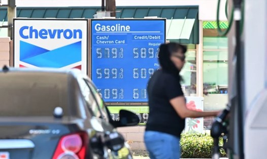Giá xăng tại một trạm xăng ở Monterey Park, California, Mỹ. Ảnh: AFP