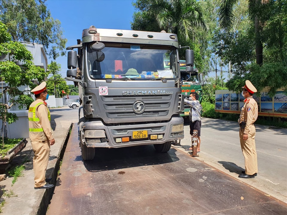 Tổ công tác tiến hành cân, kiểm tra xe quá tải.