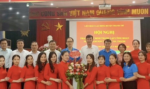 Lãnh đạo Liên đoàn Lao động huyện Thanh Trì chúc mừng Công đoàn cơ sở Nhóm lớp Mầm non Hà Thành 2. Ảnh: CĐH