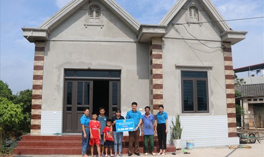 Chủ tịch LĐLĐ huyện Lục Ngạn Nguyễn Đức Quân trao hỗ trợ xây nhà ở cho gia đình chị Lý Thị Nga.