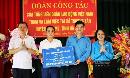 Phó Chủ tịch Tổng LĐLĐ Việt Nam Ngọc Duy Hiểu đã trao tặng 2 tấn gạo, 600 triệu đồng từ Quỹ Tấm lòng Vàng và các nhà tài trợ cho xã Thượng Tân.