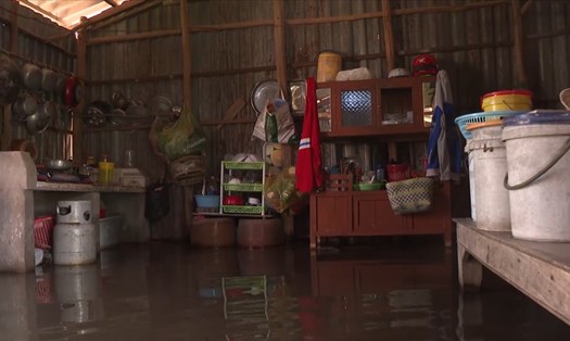 Nước dâng cao tràn ngập nhà dân ở Bạc Liêu