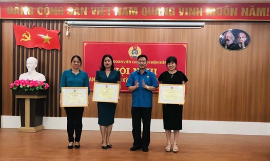 Ông Lê Thanh Hà - Chủ tịch Liên đoàn Lao động tỉnh Điện Biên trao bằng khen của Tổng Liên đoàn Lao động Việt Nam cho 3 CĐCS có thành tích xuất sắc trong phong trào thi đua Lao động giỏi, xây dựng tổ chức Công đoàn năm 2021.