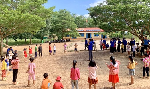 Ngoài được ôn tập các kiến thức văn hóa, các em nhỏ ở vùng sâu khó khăn của tỉnh Đắk Lắk còn được vui chơi, văn hóa, văn nghệ, thể thao. Ảnh: Phương Hằng