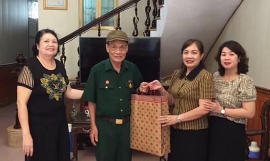 Đại diện lãnh đạo Sở Giáo dục và Đào tạo Phú Thọ  thăm và tặng quà nhân ngày Thương binh liệt sĩ 27.7.2022. Ảnh: Anh Dũng