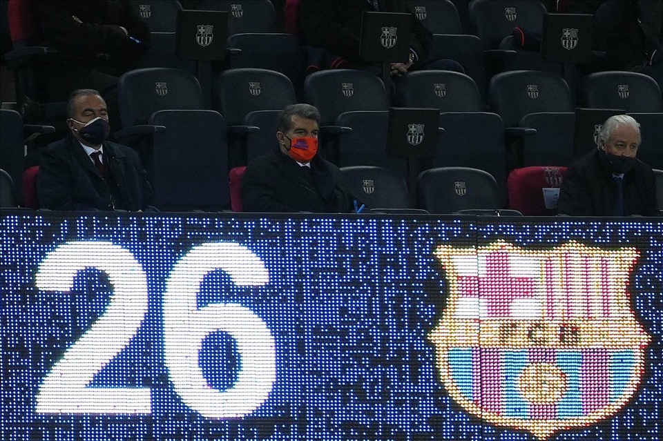 Barcelona vẫn gặp khó về tài chính