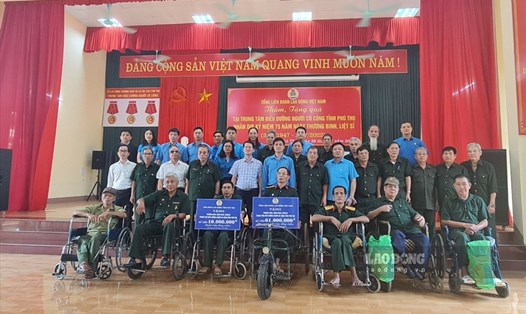 Ông Ngọ Duy Hiểu - Phó Chủ tịch Tổng LĐLĐ Việt Nam (hàng hai, thứ 6, từ trái qua) - chụp ảnh cùng những thương bệnh binh, người có công đang được chăm sóc tại Trung tâm điều dưỡng người có công Phú Thọ. Ảnh: AT