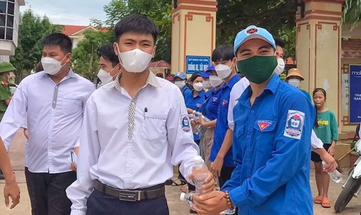 Em Từ Mạnh Quỳnh (giữa) - thủ khoa khối C tỉnh Quảng Bình. Ảnh: NVCC