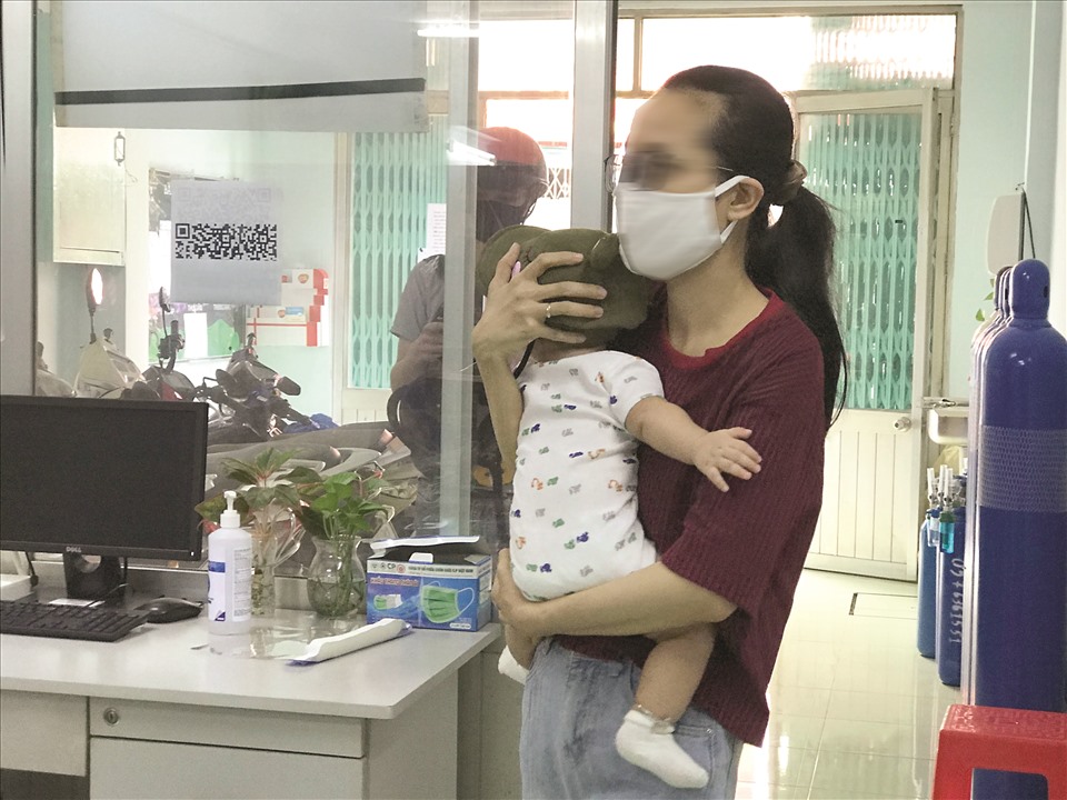 Bệnh nhi đi khám bệnh đường hô hấp. Ảnh: Nguyễn Ly