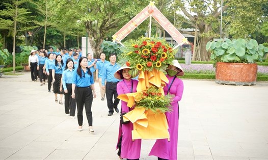 Đoàn công tác đến dâng hương, dâng hoa tại Khu Di tích Kim Liên, Nam Đàn ( Nghệ An). Ảnh: MK