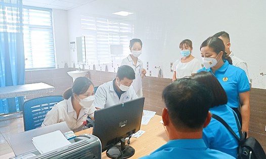 Cán bộ công đoàn huyện Hàm Yên được thăm khám bệnh. Ảnh: CĐHY