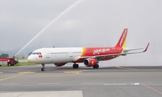 Chuyến bay VJ868 từ TpHCM hạ cánh tại sân bay quốc tế Gimhae, Busan được chào đón với nghi thức vòi rồng.