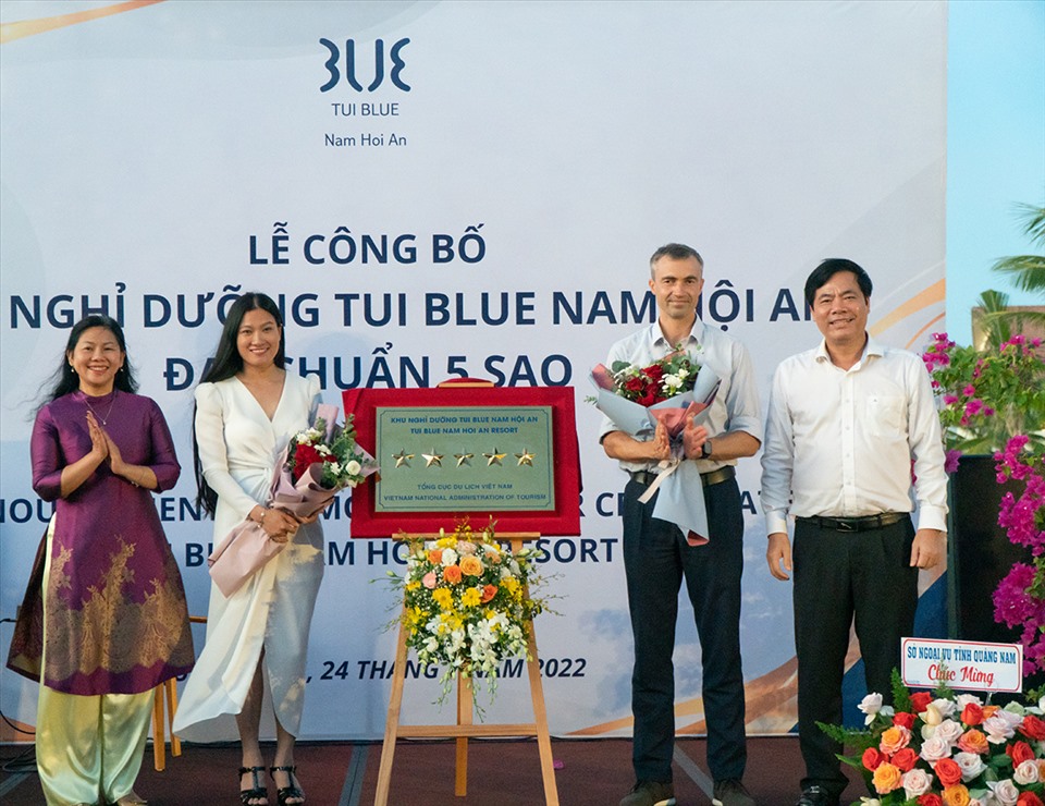 Bà Nguyễn Thanh Bình - Vụ phó Vụ khách sạn TCDL cùng đại diện TUI BLUE Nam Hoi An tại lễ trao chứng nhận đạt chuẩn 5 sao cho TUI BLUE Nam Hoi An. Ảnh: TCDL