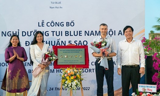 Bà Nguyễn Thanh Bình - Vụ phó Vụ khách sạn TCDL cùng đại diện TUI BLUE Nam Hoi An tại lễ trao chứng nhận đạt chuẩn 5 sao cho TUI BLUE Nam Hoi An. Ảnh: TCDL