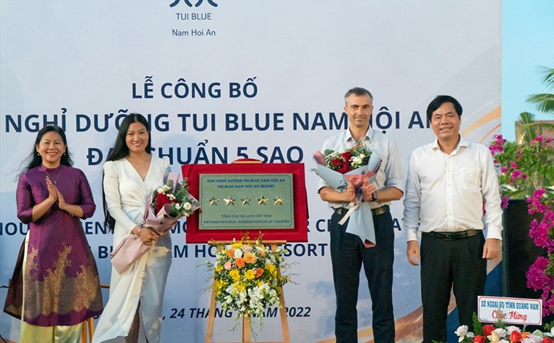 Bà Nguyễn Thanh Bình - Vụ phó Vụ khách sạn TCDL cùng đại diện TUI BLUE Nam Hoi An tại lễ trao chứng nhận đạt chuẩn 5 sao cho TUI BLUE Nam Hoi An. Ảnh: TCDL