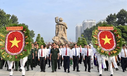 Đoàn lãnh đạo TPHCM dâng hương, dâng hoa tưởng nhớ các anh hùng liệt sĩ.  Ảnh: Việt Dũng