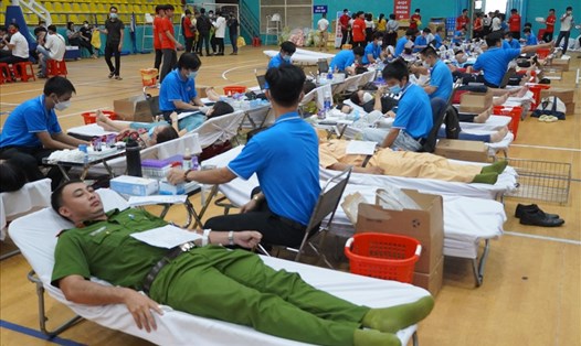 Đoàn viên, người lao động của nhiều đơn vị tham gia hiến máu tình nguyện. Ảnh: T.A