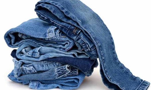 Giặt quần jean bằng dung dịch muối có thể duy trì màu sắc và độ co giãn của quần. Ảnh: Boldsky