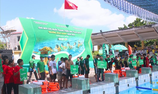 Các vận động viên tham gia phần thi kỹ năng Ném phao cứu đuối tại Giải bơi cứu đuối Thanh thiếu nhi toàn quốc "Đường đua xanh" năm 2022. Ảnh: Tăng Phương