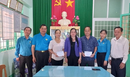 Chủ tịch LĐLĐ tỉnh Trà Vinh Thạch Thị Thu Hà thăm, tặng quà cán bộ Công đoàn bị bệnh hiểm nghèo, có hoàn cảnh khó khăn tại huyện Tiểu Cần. Ảnh; Trí Dũng