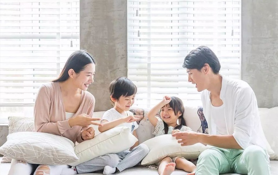 Cha mẹ cần trao đổi về cách dạy dỗ các con để tránh bất đồng trong quan điểm. Ảnh: Xinhua